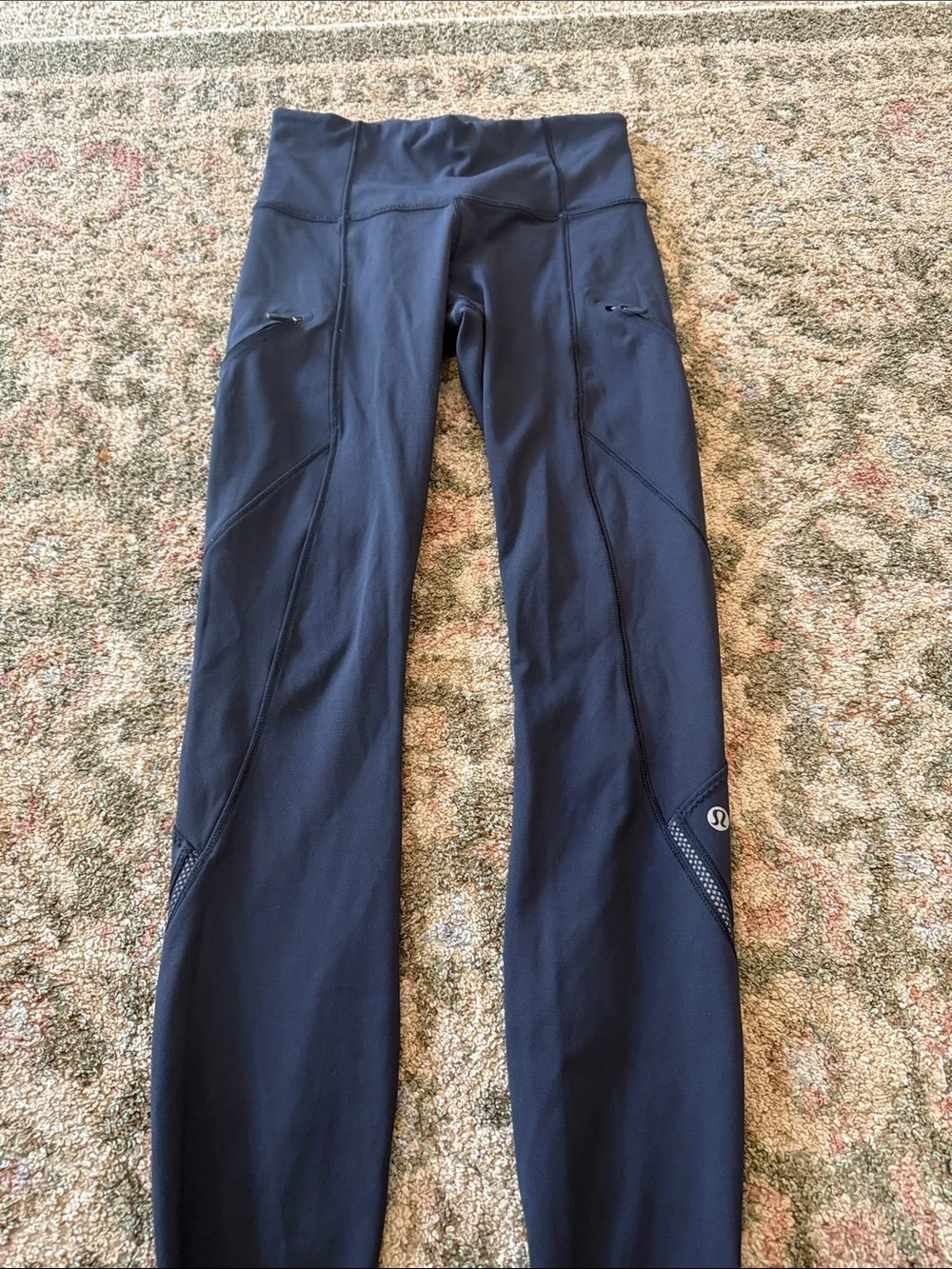 Lululemon navy  Leggings with Reflective Trim size 2(28”) has zipped pockets